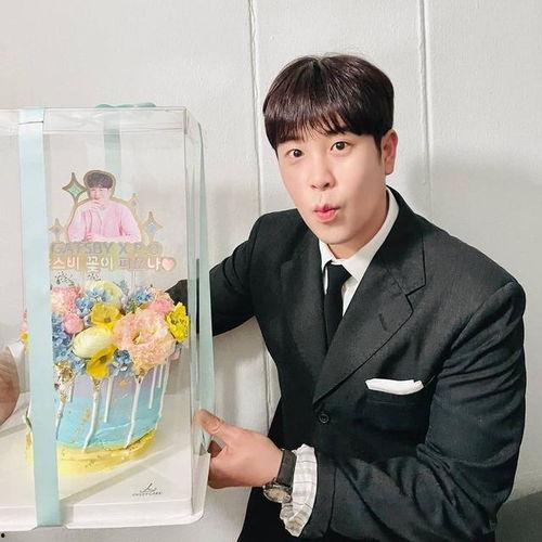 朴炯植家庭背景,出身名门，才华横溢的韩流巨星